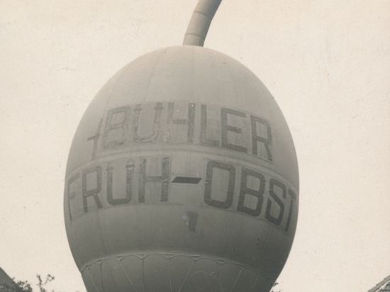 Eine schwebende Zwetschge: Der Ballon war ein Blickfang beim Zwetschgenfest 1927. 