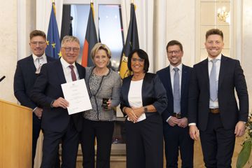 Verleihung der Medaille für herausragende Verdienste um die baden-württembergische Wirtschaft durch die Ministerin für Wirtschaft Nicole Hoffmeister-Kraut.