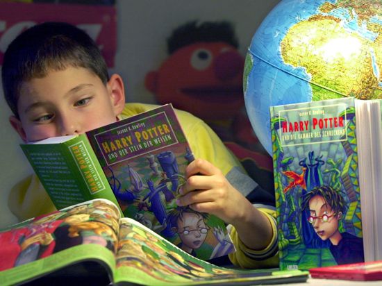 Arne liest in „Harry Potter und der Stein der Weisen“. Die Reihe von Joanne K. Rowling ist heute rund um den Globus beliebt. Zu Beginn erschien der erste Band 1997 in einer Auflage von gerade einmal 500 Exemplaren. 