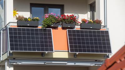 Solarmodule für ein sogenanntes Balkonkraftwerk hängen an einem Balkon. Ab Dienstag können Bürger in Mecklenburg-Vorpommern Anträge auf Förderung von sogenannten steckerfertigen Balkon-Photovoltaik-Anlagen stellen. +++ dpa-Bildfunk +++
