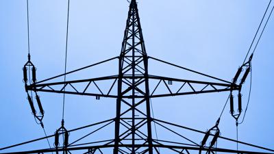 Ein Strommast steht am frühen Morgen in der Region Hannover. Im vergangenen Jahr lag die durchschnittliche Nichtverfügbarkeit von Elektrizität in Deutschland bei 12,7 Minuten je Letztverbraucher - das berichtet die Bundesnetzagentur, bei der Meldungen von 850 Netzbetreibern zusammenlaufen. +++ dpa-Bildfunk +++