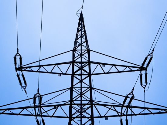 Ein Strommast steht am frühen Morgen in der Region Hannover. Im vergangenen Jahr lag die durchschnittliche Nichtverfügbarkeit von Elektrizität in Deutschland bei 12,7 Minuten je Letztverbraucher - das berichtet die Bundesnetzagentur, bei der Meldungen von 850 Netzbetreibern zusammenlaufen. +++ dpa-Bildfunk +++