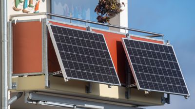 Solarmodule für ein sogenanntes Balkonkraftwerk hängen an einem Balkon. Von der in Mecklenburg-Vorpommern gewährten Förderung für steckerfertige Balkon-Photovoltaik-Anlagen machten bislang vor allem Hausbesitzer Gebrauch, Mieter weit weniger. (zu dpa-lmv: «Mieter noch in der Minderheit bei Förderung von «Balkonkraftwerken»») +++ dpa-Bildfunk +++