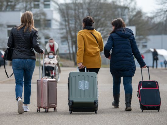 Drei aus der Ukraine stammende Frauen gehen in der Landeserstaufnahmestelle für Flüchtlinge (LEA) zu ihrem Quartier. (zu dpa "Mehr als 217 000 Menschen haben in Deutschland 2022 Asyl beantragt") +++ dpa-Bildfunk +++