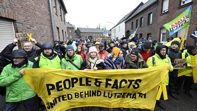 Demonstrationszug mit Transparent „People & Facts – United behind Lützerath“