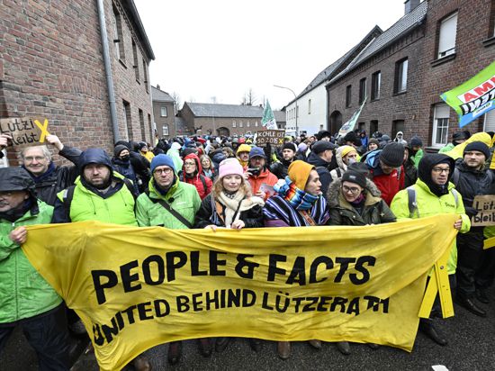 Demonstrationszug mit Transparent „People & Facts – United behind Lützerath“