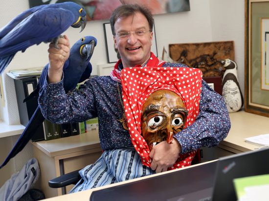 Alles keine Hexerei: Der gebürtige Bühler und Karlsruher Zoodirektor Matthias Reinschmidt in vollem Ornat in seinem Büro mit den Papageien-Brüdern Henry und Indigo. 