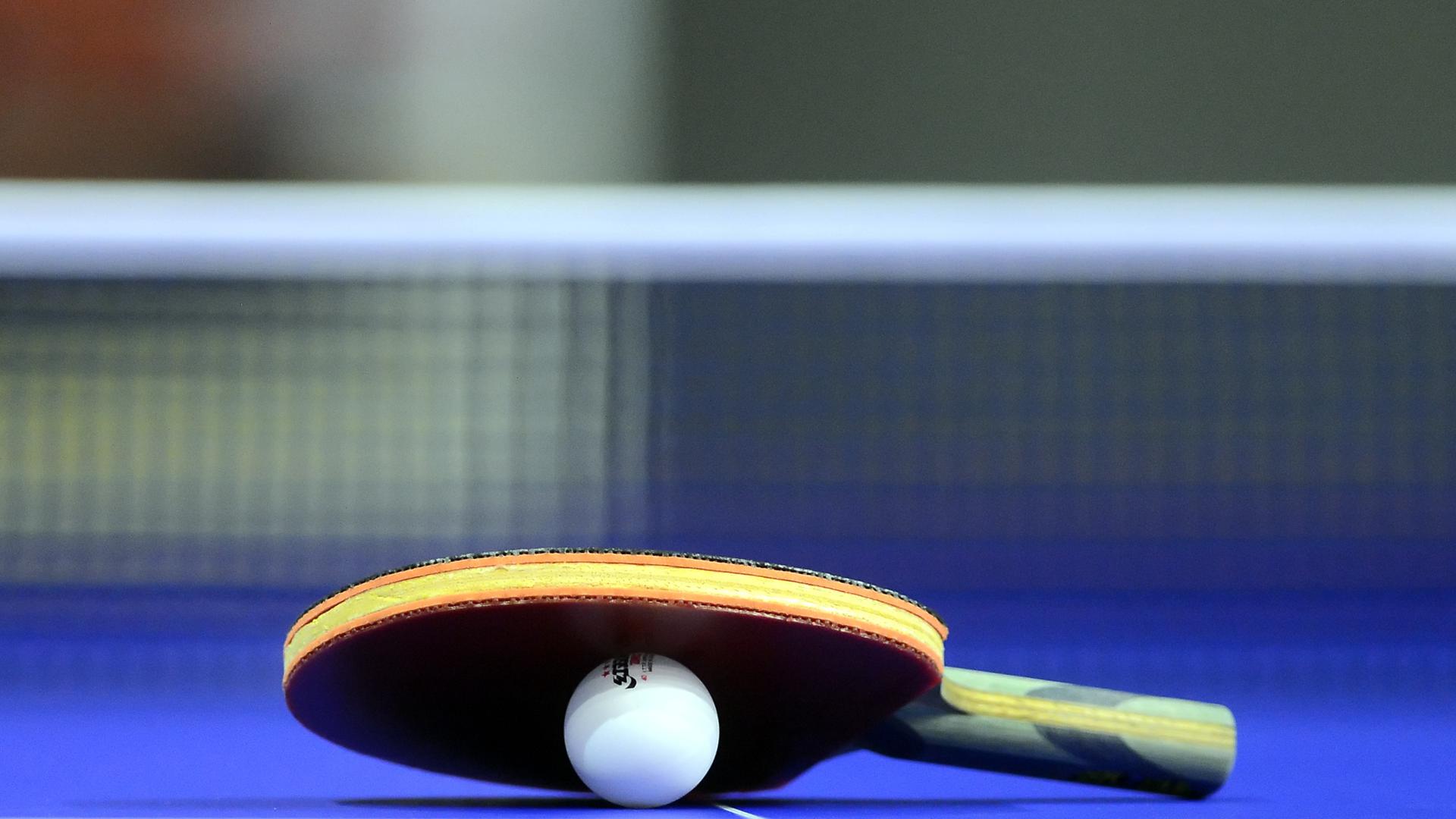 Ein Tischtennisschläger und ein Ball liegen bei den German Open im Tischtennis in Berlin auf der Platte. 