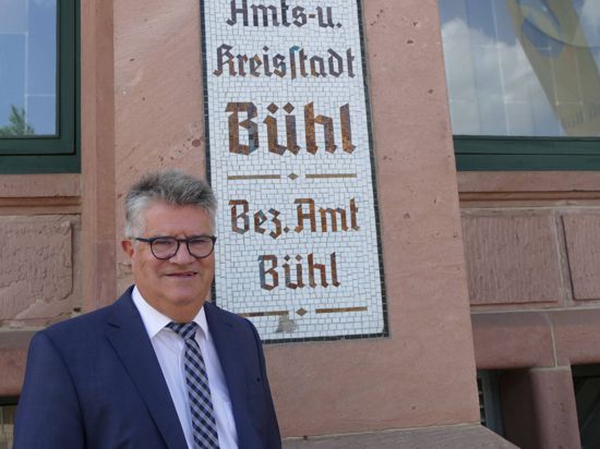 Bühler OB Hubert Schnurr vor einem Mosaik, auf dem „Amts- und Kreisstadt Bühl“ steht.