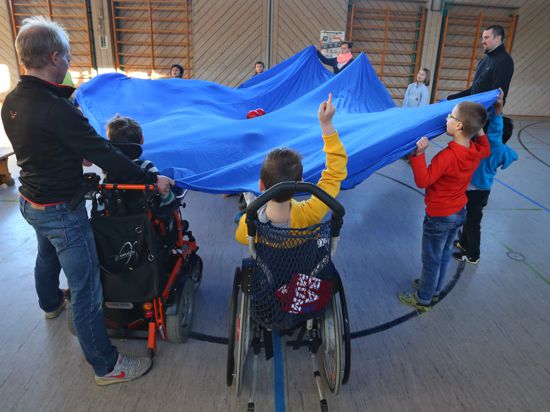 Kinder mit Behinderung und Kinder ohne Behinderung nehmen am Turnunterricht teil. 