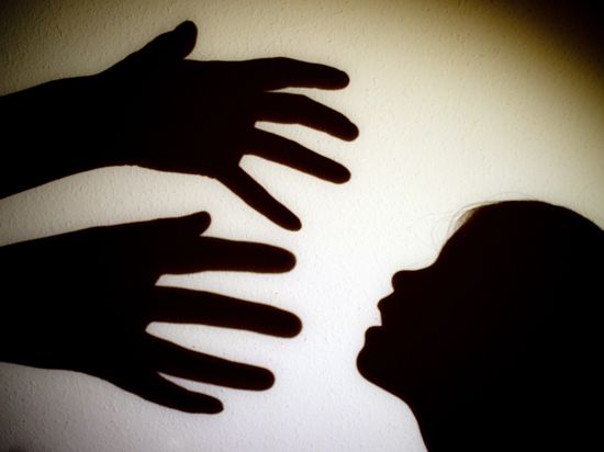 ARCHIV - ILLUSTRATION - Schatten von Händen einer erwachsenen Person und dem Kopf eines Kindes an einer Wand eines Zimmers am 12.01.2014 in Frankfurt (Oder) (Brandenburg). Bei sexueller Gewalt gegen Kinder und Jugendliche gibt es keine Entwarnung. (zu dpa "Neue Umfrage: Keine Entwarnung beim Thema sexuelle Gewalt" vom 15.03.2017) Foto: Patrick Pleul/dpa-Zentralbild/dpa +++(c) dpa - Bildfunk+++ | Verwendung weltweit