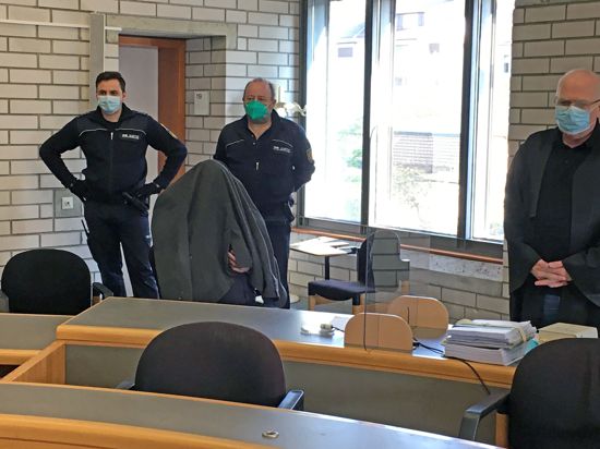 Verborgen unter einer Jacke erwartet der Angeklagte im Missbrauchsprozess den Beginn seines Prozesses vor dem Landgericht Baden-Baden. Rechts sein Verteidiger.