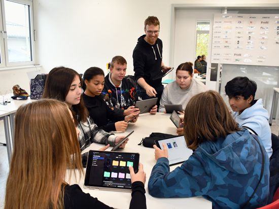 Computer sind aus dem Schulalltag nicht mehr wegzudenken. Das Foto zeigt den Lehrer Simon Gerstner an der Aloys-Schreiber-Schule in Bühl mit seinen Schülerinnen und Schülern. 
