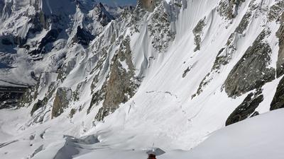 Ein Mann auf einem verschneiten Berg