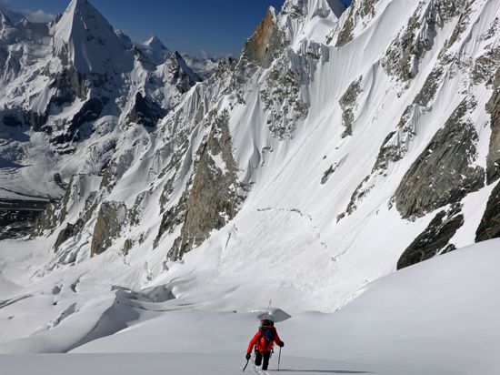 Ein Mann auf einem verschneiten Berg