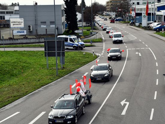 Korso gegen Abbau: Mit zahlreichen Autos führen Arbeitnehmer und deren Vertreter zum Auftakt der Tarifverhandlungen vom Bühler Bosch-Standort vor das Werk von Schaeffler.