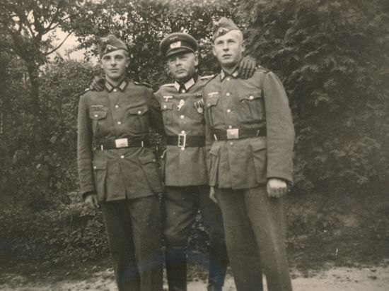 Drei Männer in Soldaten in Uniform
