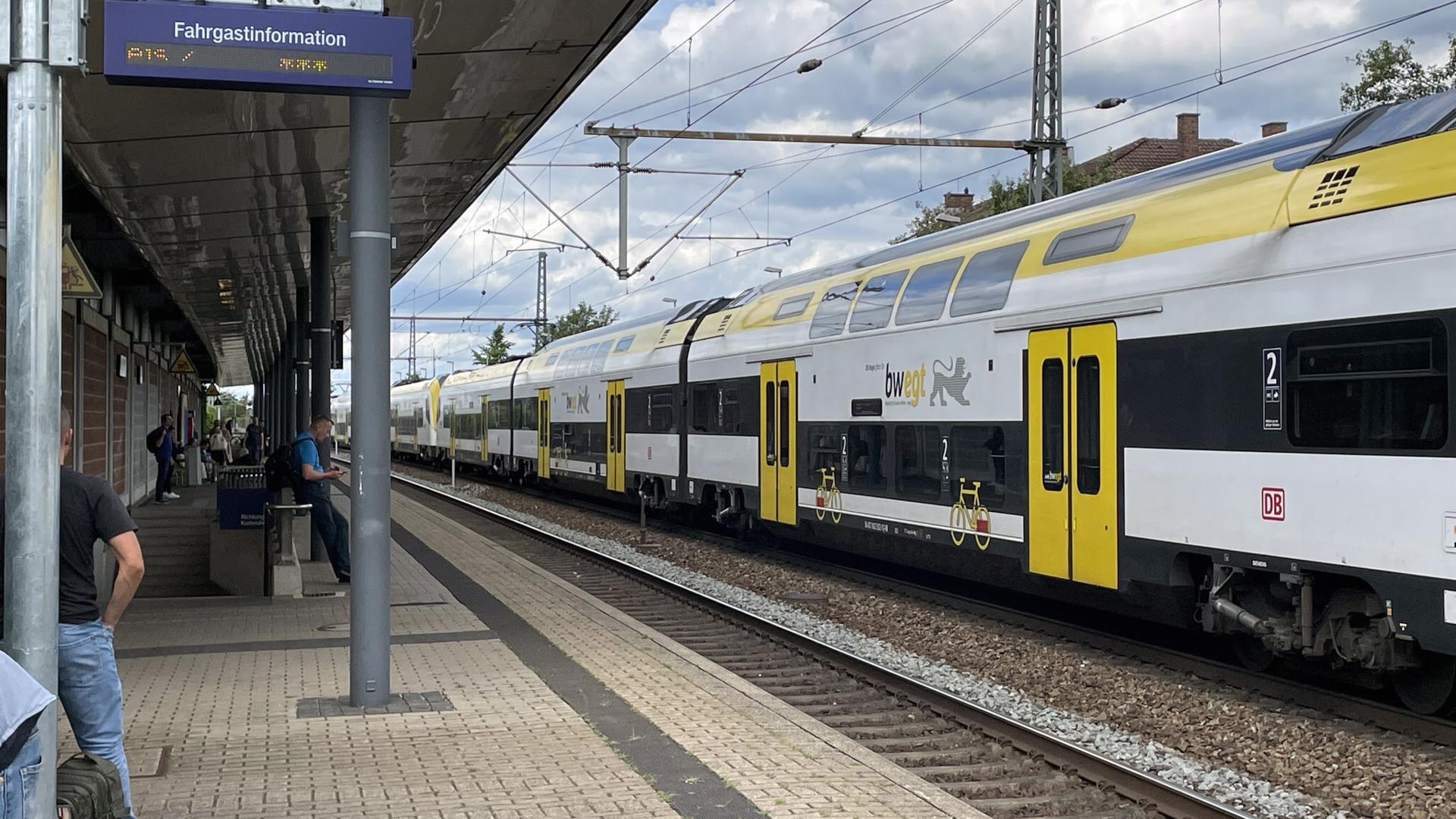 Abseits des Hauptstroms der Reisenden hängt am Gleis 2 in Bühl die Fahrgastinformation. Einen Bahnnutzer aus Bühl ärgert das.
