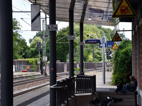Blick längst über Bahnsteig von Gleis 2 in Bühl