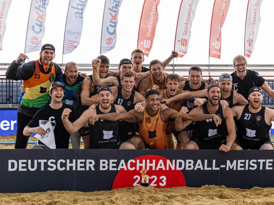 Die Beachhandballer der „12 Monkeys“ bejubeln den Sieg bei der deutschen Meisterschaft in Cuxhaven. 