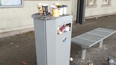 Mülleimer voll am Bühler Bahnhof