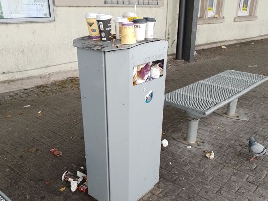 Mülleimer voll am Bühler Bahnhof