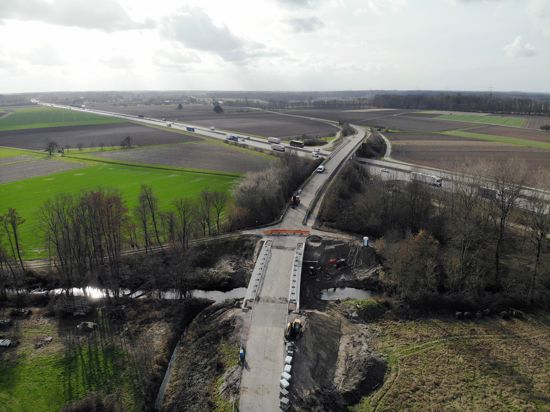 Das Luftbild zeigt eine Brückenbaustelle.