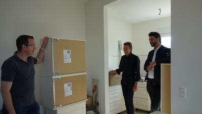 Nach dem verheerenden Brand besichtigen Christoph König, Martin Mörmann und Markus Schuster (von links) die sanierte Wohnung in St. Elisabeth. 
