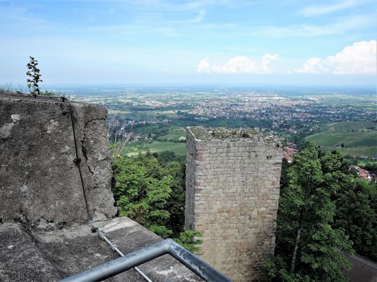 Blick über Bühl: Der Gemeinsame Gutachterausschuss bewertet alle Grundstücke in der Stadt und den Nachbargemeinden. Das Foto wurde vom Bergfried der Burg Windeck aufgenommen. 