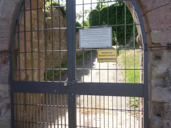Mit Kette gesichert: Die Burgpforte ist für Wanderer und sonstige Besucher geschlossen, was viele Touristen bedauern. 