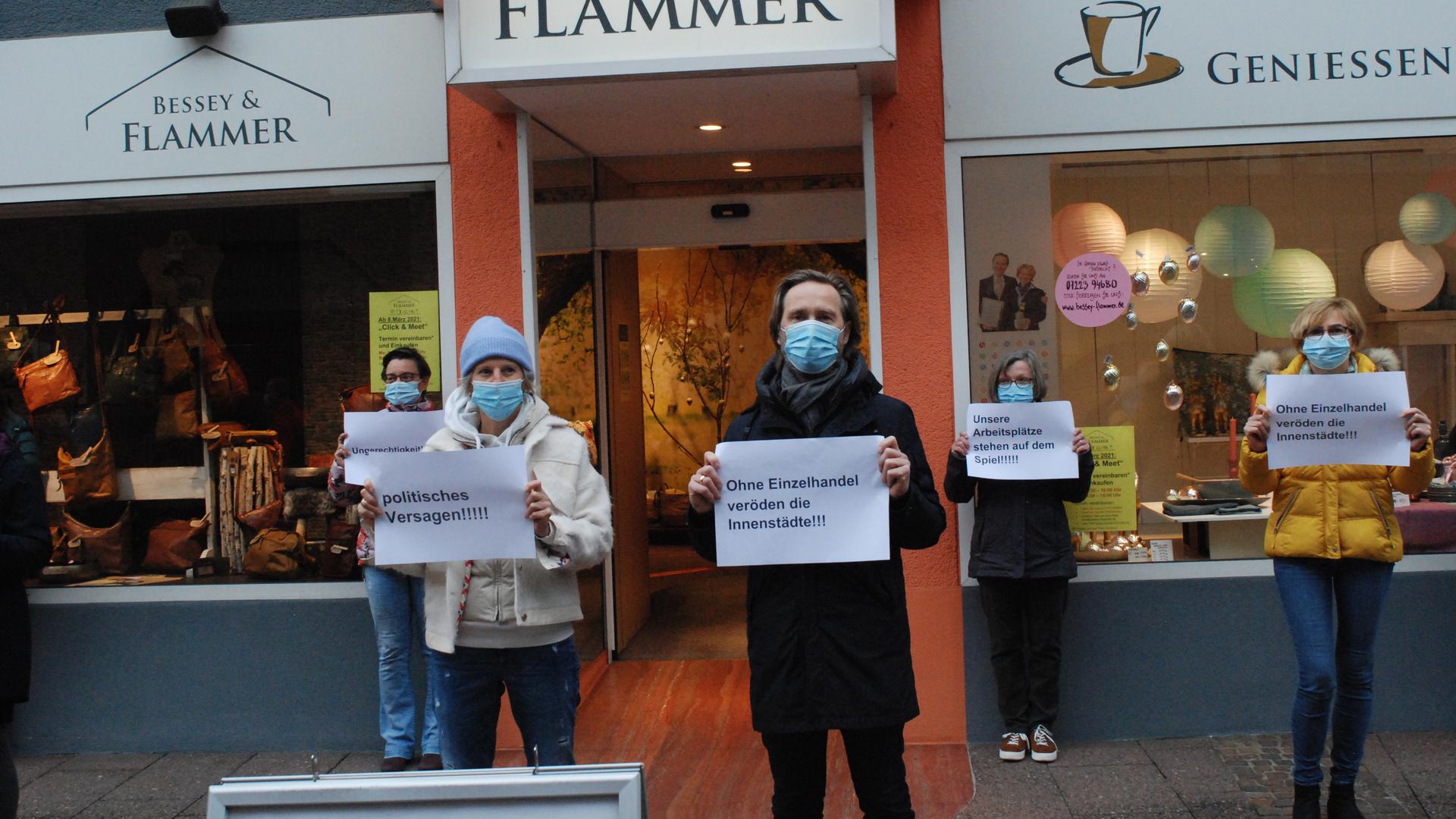 Demo der Einzelhändler in Bühl mit Plakaten gegen drohende Lockdown-Maßnahmen.