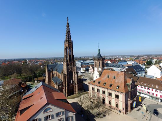 Luftbild Kirche und Rathaus Bühl