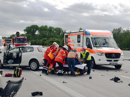 Schwerer Unfall auf Autobahn A5 bei Sinzheim, Einsatzkräfte am Unfallort