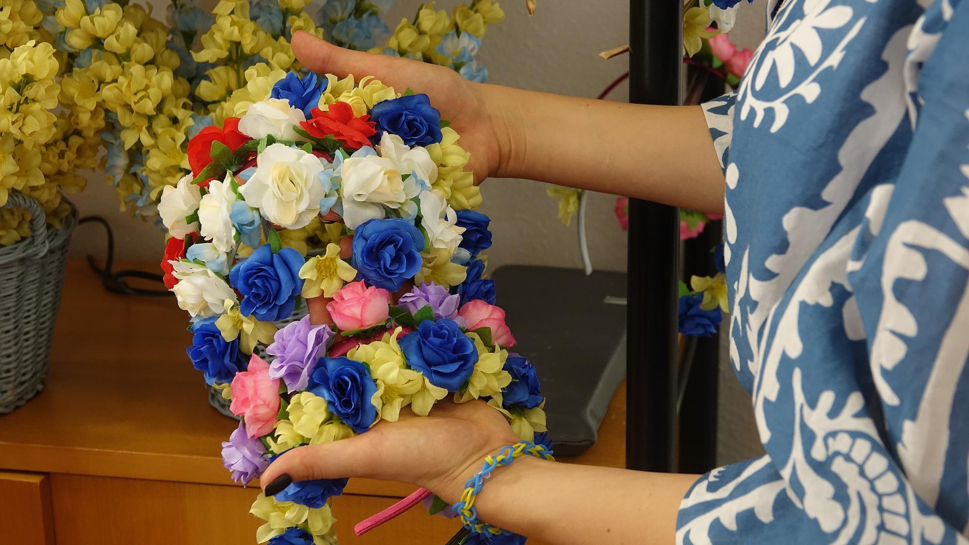 Mit Blumen und Trachten: Die Ukrainer präsentieren auf dem Bühler Umzug ihre Kultur. 