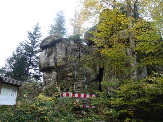 Burg Bärenstein, kaum noch sichtbare Reste einer abgegangenen Burganlage mitten im Wald unterhalb des Sand an der Schwarzwaldhochstraße