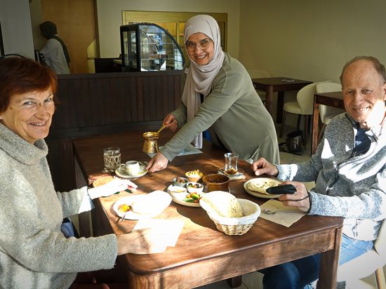 Das Ehepaar Goronzy aus Leonberg genießt das Frühstück mit den intensiven Gewürzen und Geschmäckern des Orients. Hanaa Alhattab ist die Namensgeberin des kleinen Restaurants in Kappelwindeck.