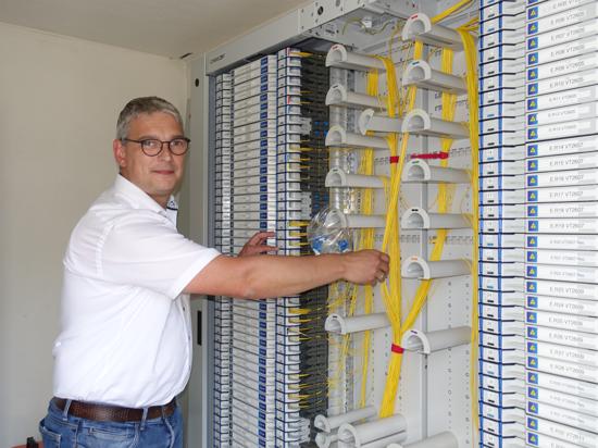 Der Herr der Glasfaser: Markus Benkeser, städtischer Abteilungsleiter Breitband und Energie, im Schaltschrank in Weitenung. Der Stadtteil ist nun komplett am Glasfasernetz.