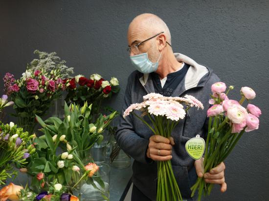 Blumen von hier: Einige Händler haben kaufen bei regionalen Blumenbetrieben ein. Die Floristen sind froh, die Läden  nach Wochen wieder öffnen zu können. 