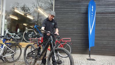 Fahrrad nach Maß: Die Fachhändler legen großen Wert auf die richtige Konfiguration in Bezug auf Ergonomie und Einsatzbereich, erklärt Thomas Rischke in Ottersweier. 