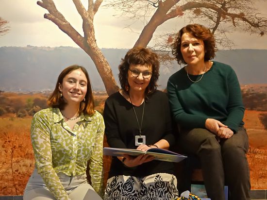 Die Autorinnen sind stolz das druckfrische Bilderbuch: (von links) Illustratorin Karen Jule Klöpfer und die „Marhaba“-Vorstandsmitglieder Silke Stricker und Sabine Theurer-Berger.
