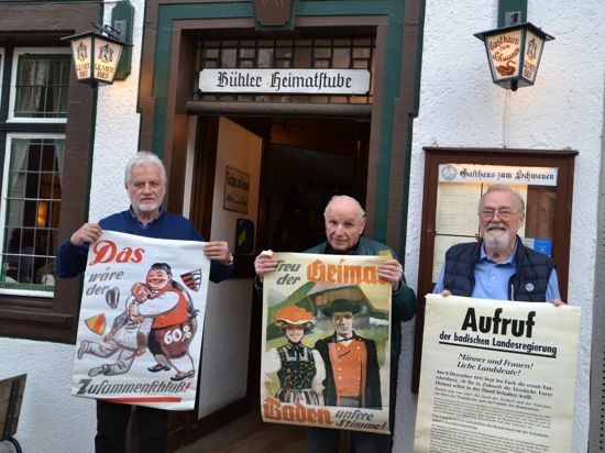 Wiedersehen an früherer politischer Wirkungsstätte: Bernhard und Hans Kohler sowie Knut Schönith (von links) mit Original-Plakaten pro Baden vor dem Schwanen-Eingang. Foto: Gerold Hammes