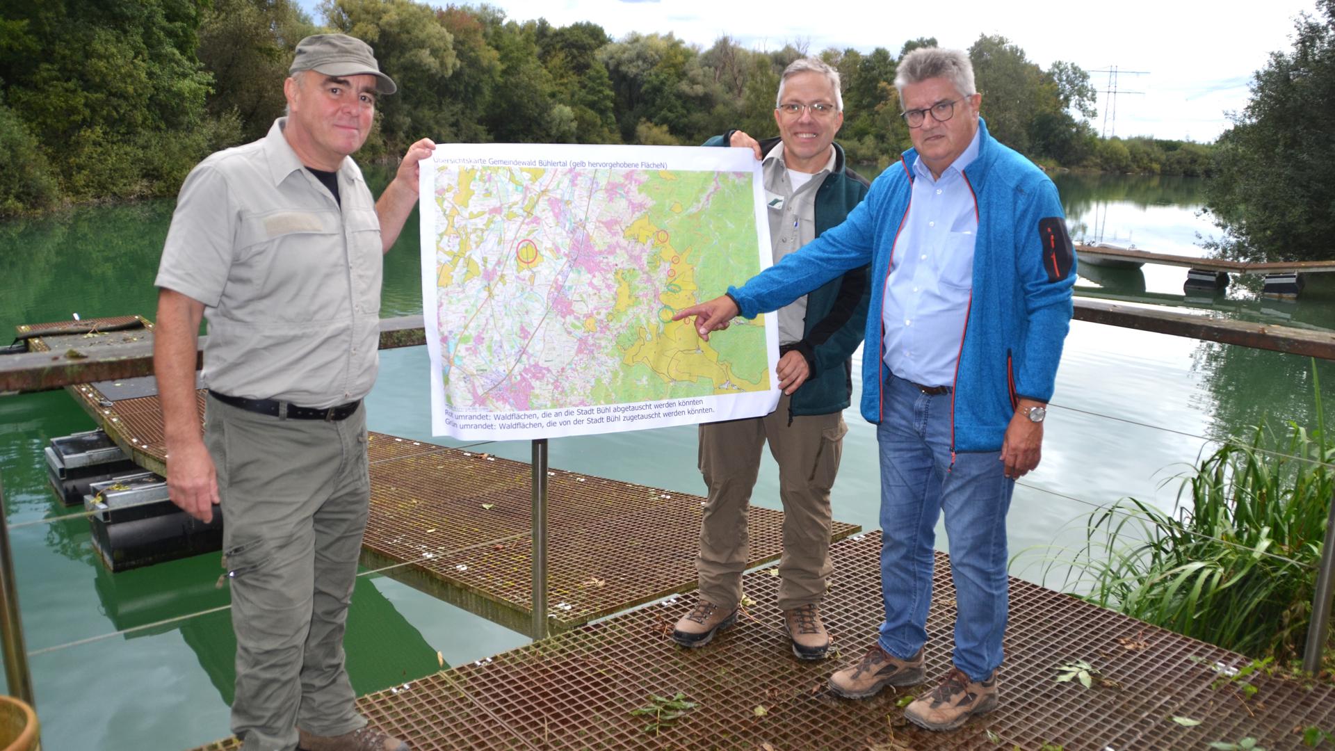 Martin Damm, Clemens Erbacher und OB Hubert Schnurr (von links) zeigen auf der Gemarkungskarte den Waldtausch zwischen Bühl und Bühlertal. 