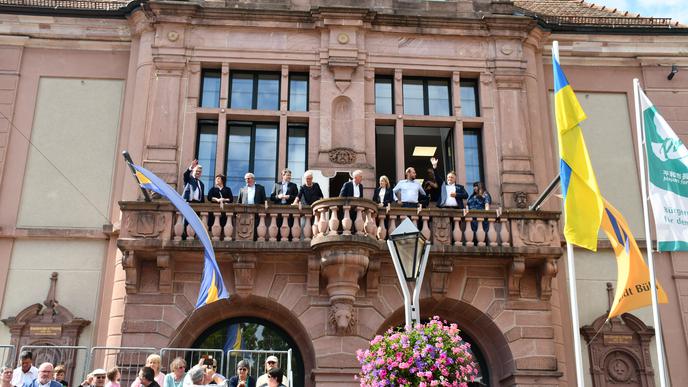 Beste Aussicht: Vom Balkon des Bühler Rathauses hatte Oberbürgermeister Hubert Schnurr mit seinen Kollgeginnen und Kollegen einen guten Blick auf den Zwetschgenfestumzug. 