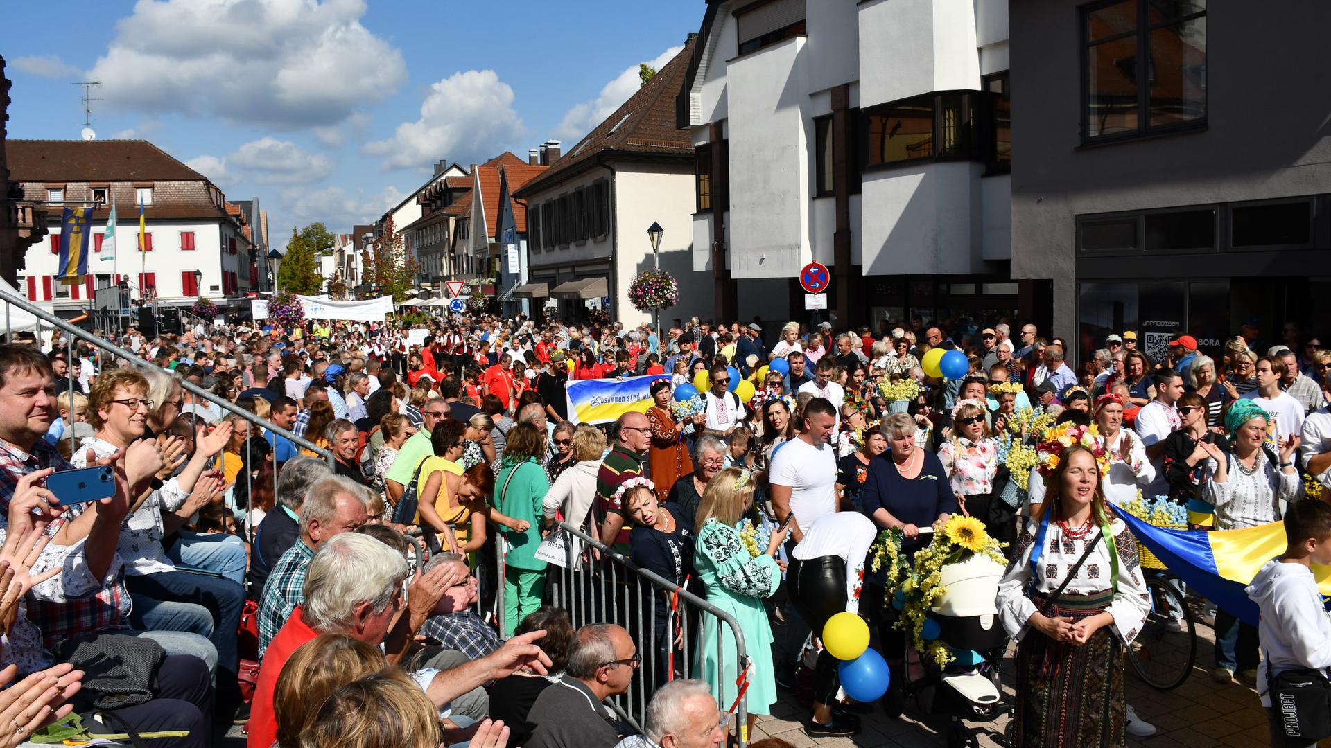 Großer Andrang: In der Hauptstraße tummelten sich zahlreiche Zuschauer beim Zwetschgenfestumzug am Sonntag in Bühl. 