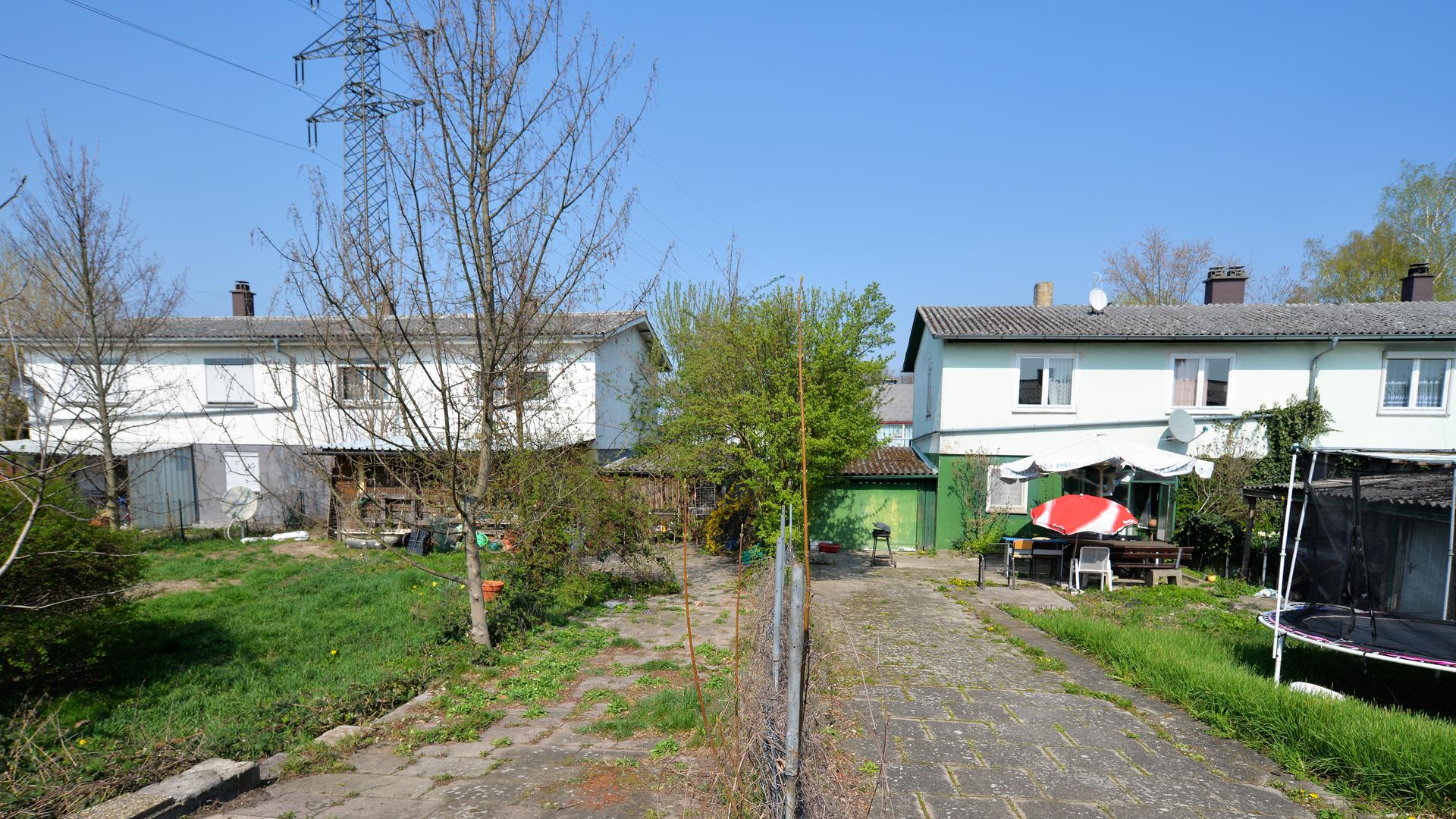 Die 14 Doppelhaushälften mit Sozialwohnungen in der Dr.-Georg-Schaeffler-Straße sollen abgerissen werden. Die Mieter wehren sich.