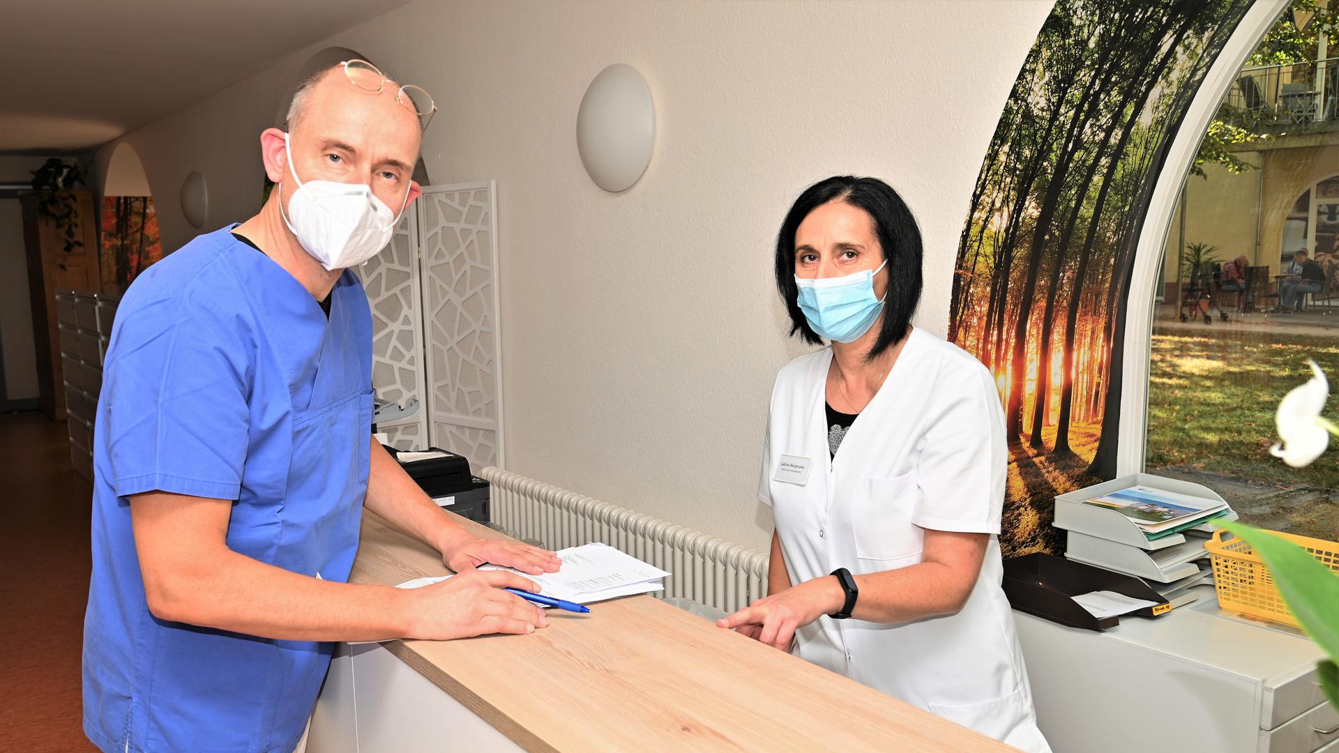 Hausarzt Martin Jutz und die Medizinische Fachangestellte Sabine Bergmaier