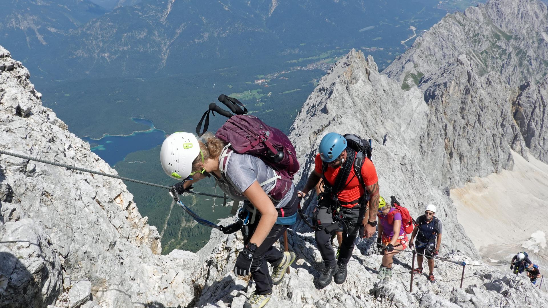 Jubiläumstour: Der Höllental-Klettersteig an der Zugspitze gewährt faszinierende Tiefblicke (unten ist der Eibsee zu sehen). Anlässlich des 200. Jahrestages der Erstbesteigung des höchstens Berges Deutschlands führte Ralf Dujmovits ein Team auf den Gipfel.