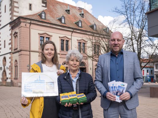 Die Stadt Bühl engagiert sich für fairen Handel und präsentiert ein neues Jahresprogramm. (von links) Lisa Mulyk, Monika Krippl und Bürgermeister Daniel Fritz. 
