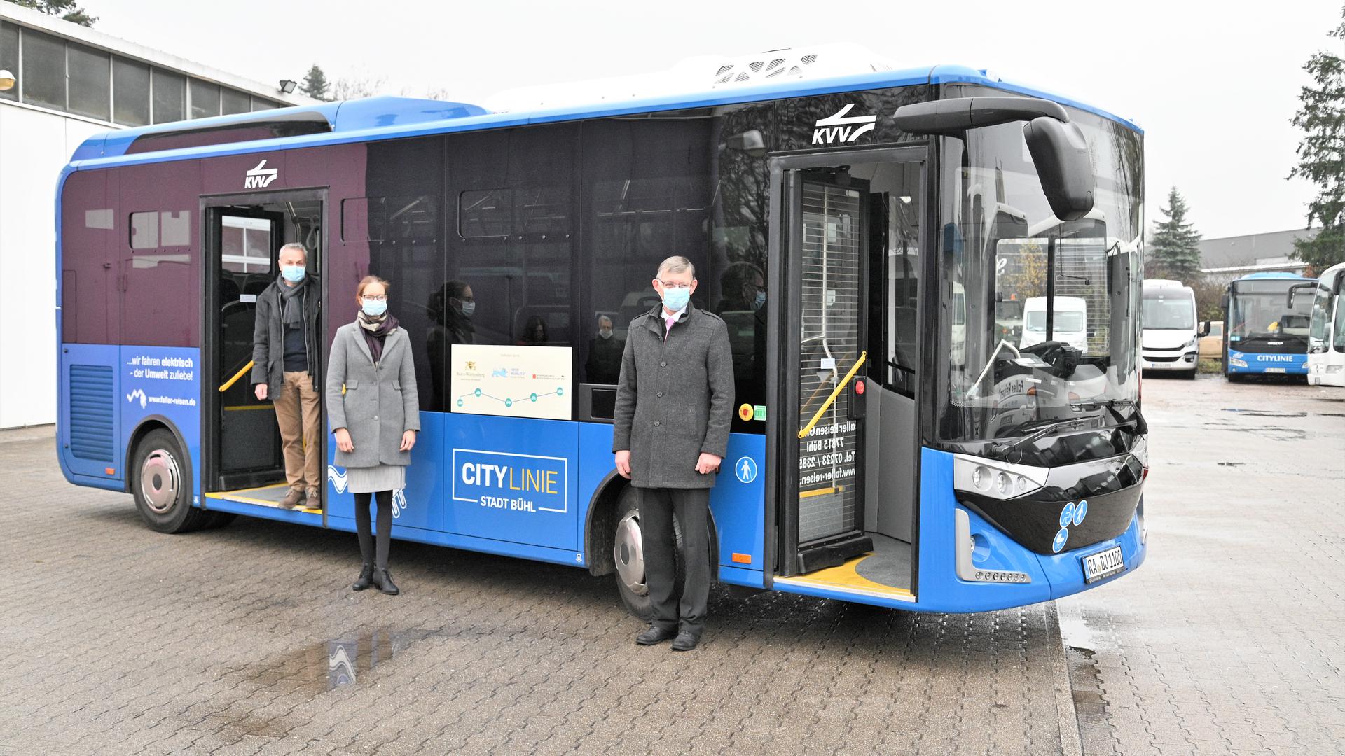 Der erste Elektrobus der Stadt: (von rechts) Geschäftsführer Jürgen Faller, seine Tochter Nicole und Jörg Zimmer von der Stadtverwaltung präsentieren das 450.000 Euro teure Fahrzeug. 