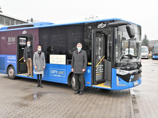 Der erste Elektrobus der Stadt: (von rechts) Geschäftsführer Jürgen Faller, seine Tochter Nicole und Jörg Zimmer von der Stadtverwaltung präsentieren das 450.000 Euro teure Fahrzeug. 